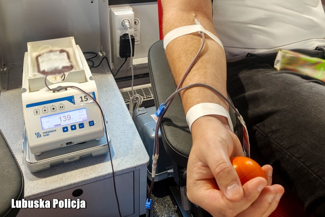 Ponad 5 litrów krwi zebrano we Wschowie. Policjanci pomagają Ponad 5 litrów krwi zebrano we Wschowie. Policjanci pomagają