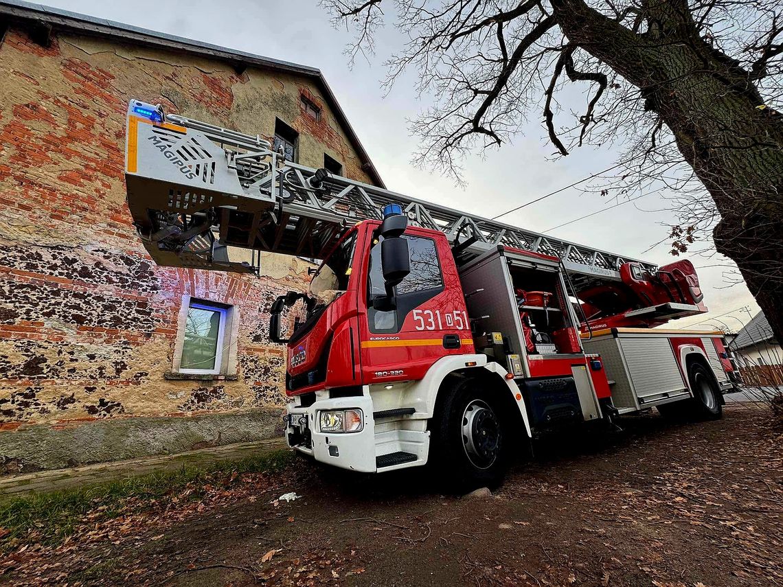 Pożar komina i zadymienie w urzędzie – poranny maraton strażaków