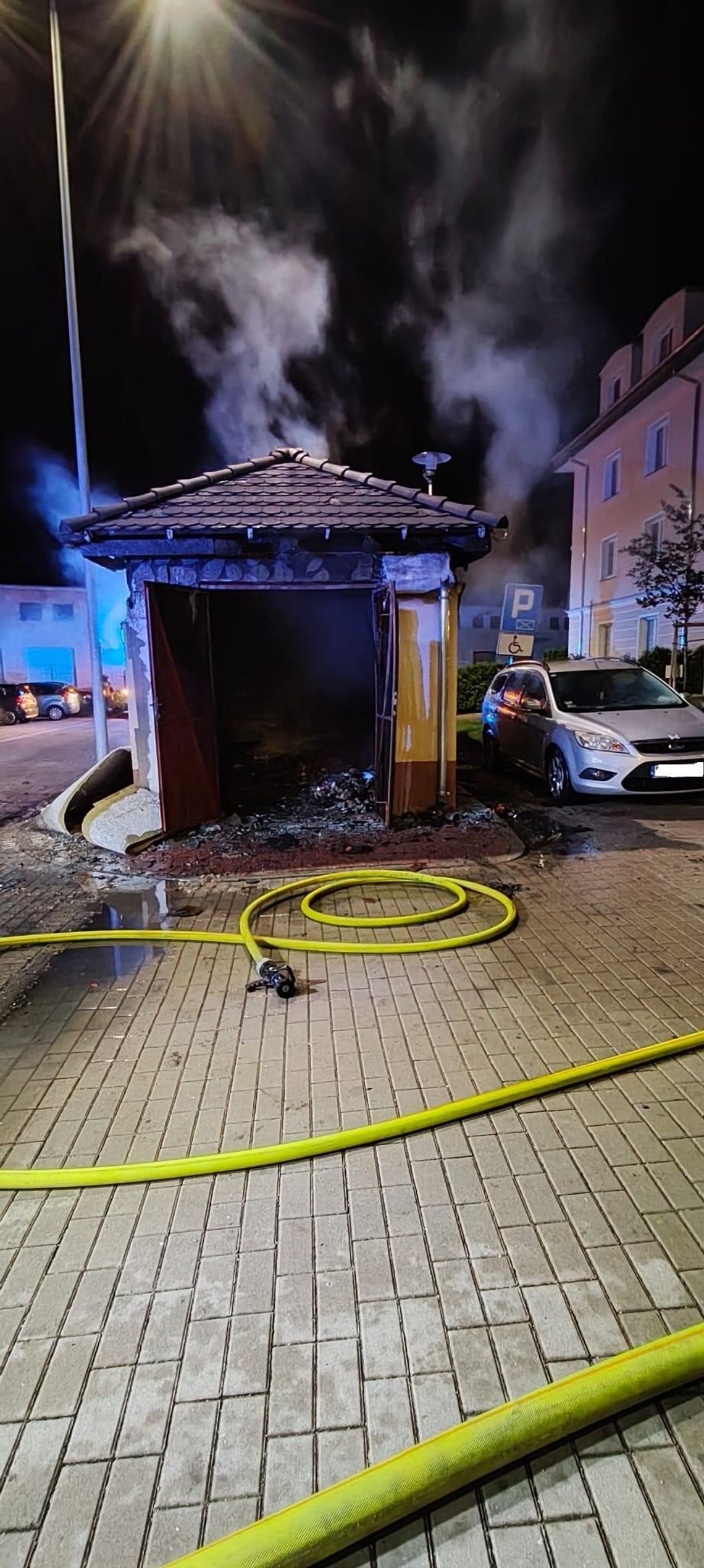 Pożar przy ul. Sowińskiego. Samochód uszkodzony przez ogień Pożar przy ul. Sowińskiego. Samochód uszkodzony przez ogień