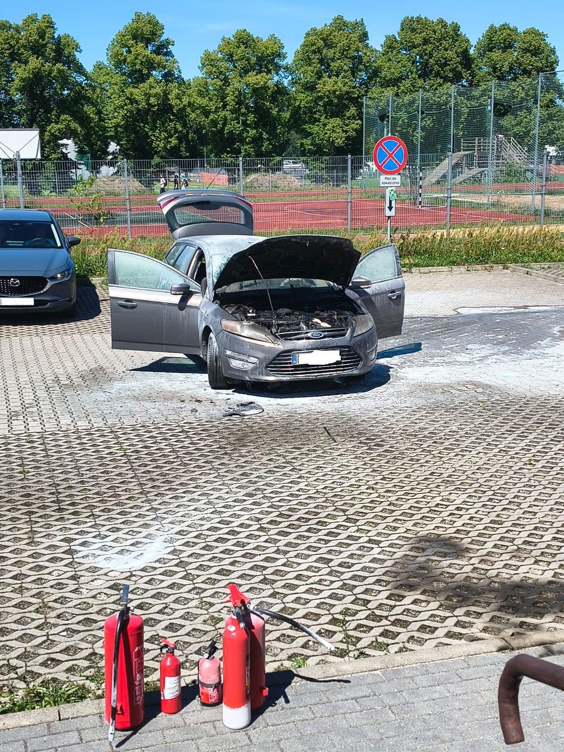 Pożar samochodu na parkingu przy przychodni MCZ w Głogowie Pożar samochodu na parkingu przy przychodni MCZ w Głogowie