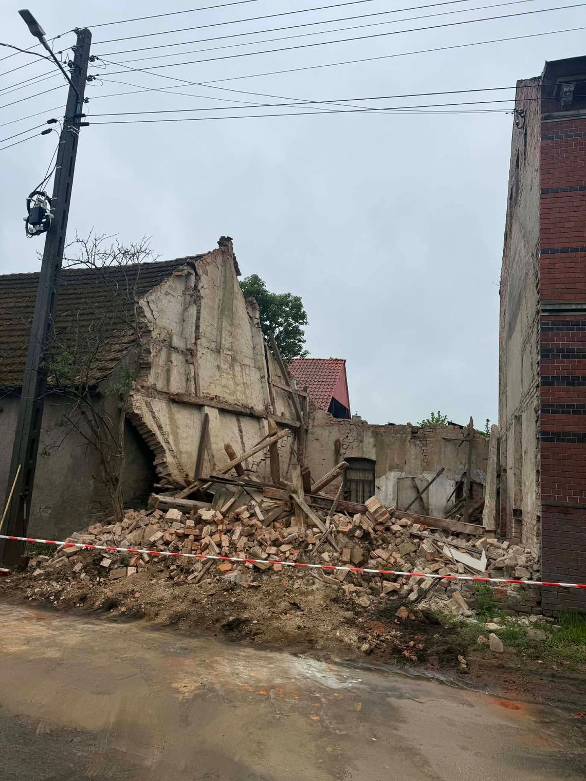 Runął budynek gospodarczy