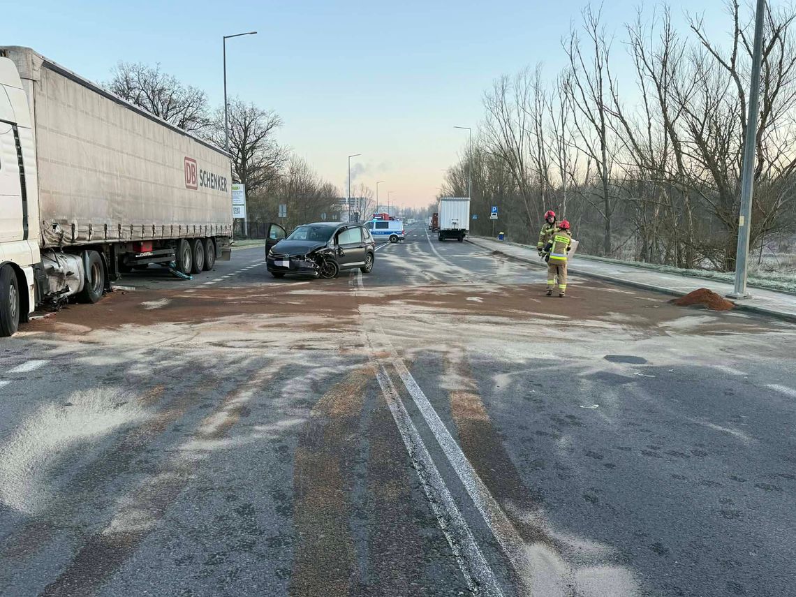Samochód uderzył w ciężarówkę