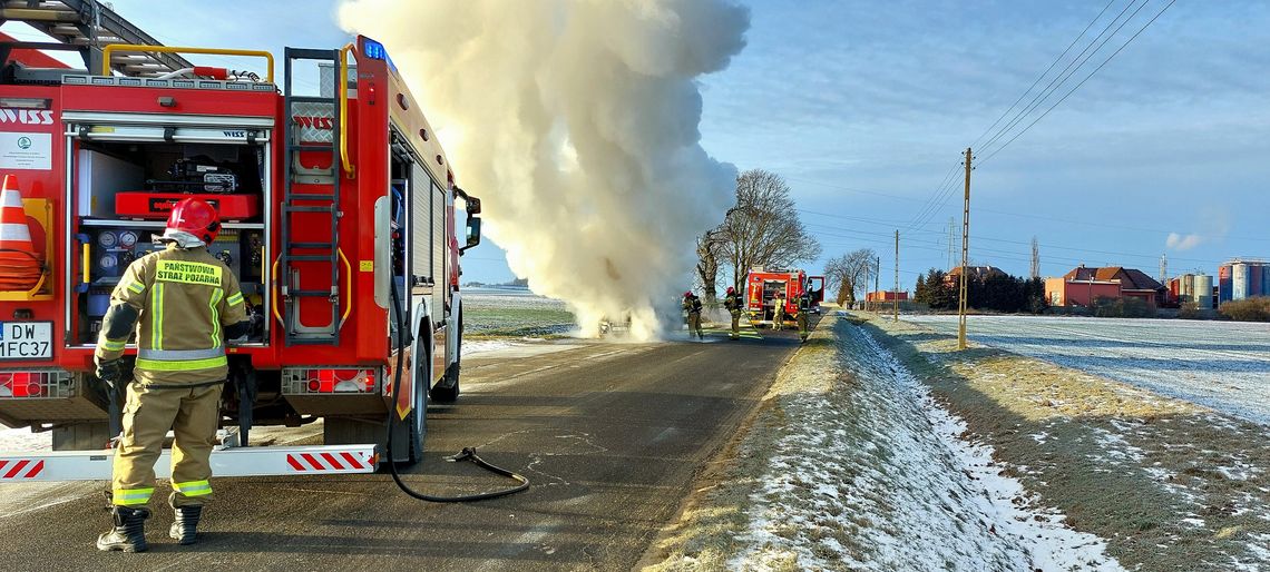 Samochód w ogniu pod Głogowem. Trzy zastępy straży na miejscu