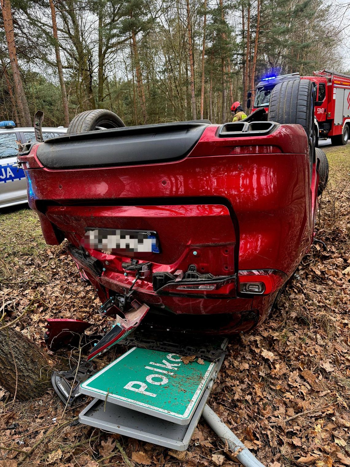 Samochód wypadł z drogi i dachował