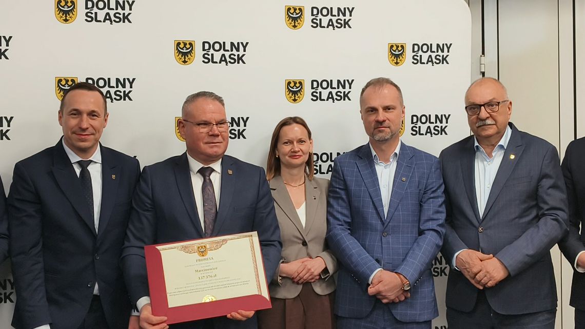 SAMORZĄDOWCY ODEBRALI PROMESY NA USUWANIE SKUTKÓW POWODZI SAMORZĄDOWCY ODEBRALI PROMESY NA USUWANIE SKUTKÓW POWODZI