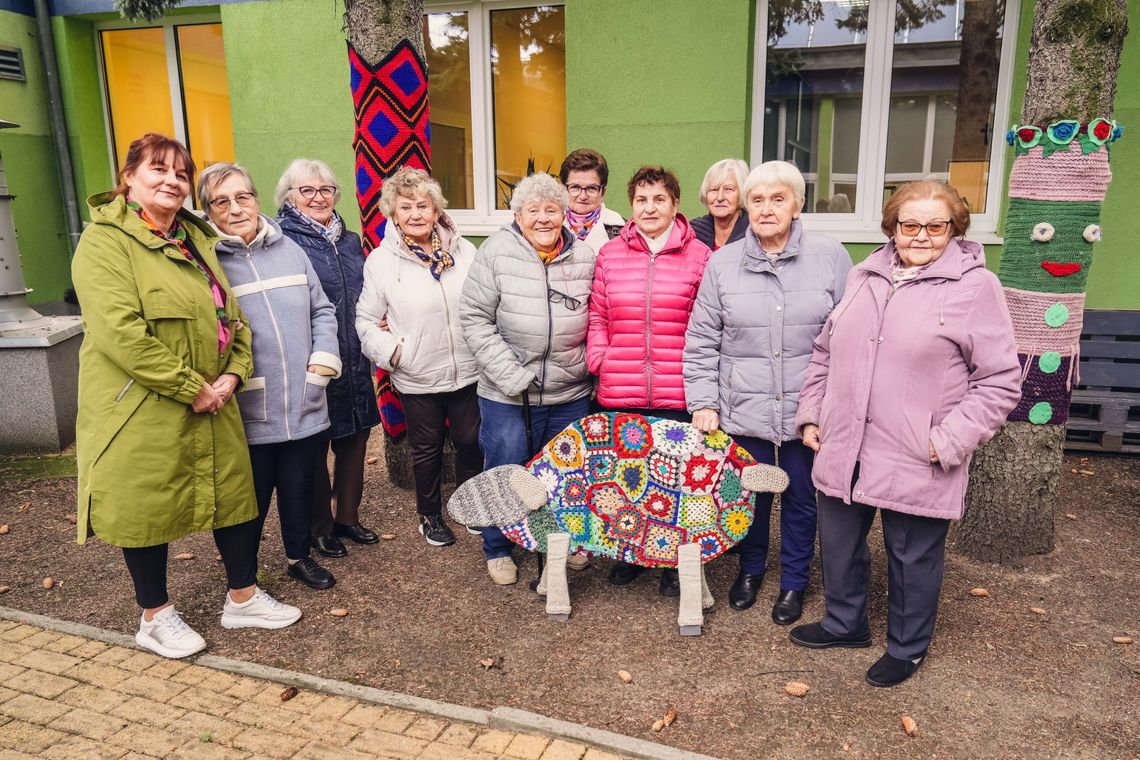 Seniorki z Polkowic ubrały drzewa przed zimą