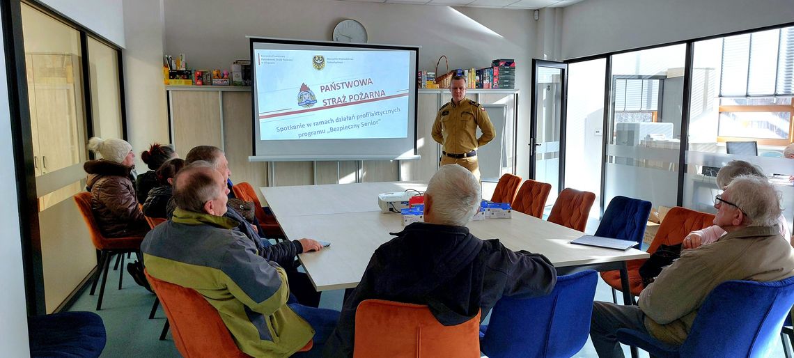 Seniorzy z Głogowa uczą się, jak chronić dom przed pożarem i czadem