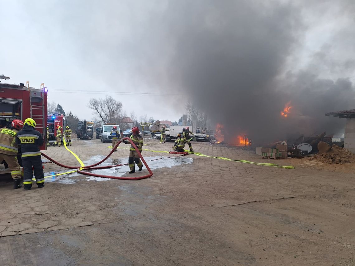 Serby: spłonęła ciężarówka na posesji. Interweniowali strażacy