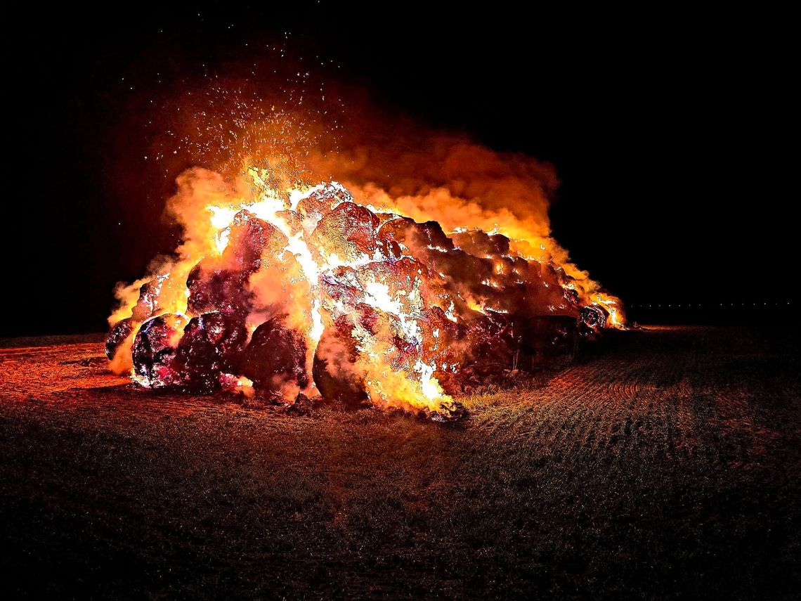 Seria pożarów trwa. 300 balotów słomy w ogniu Seria pożarów trwa. 300 balotów słomy w ogniu