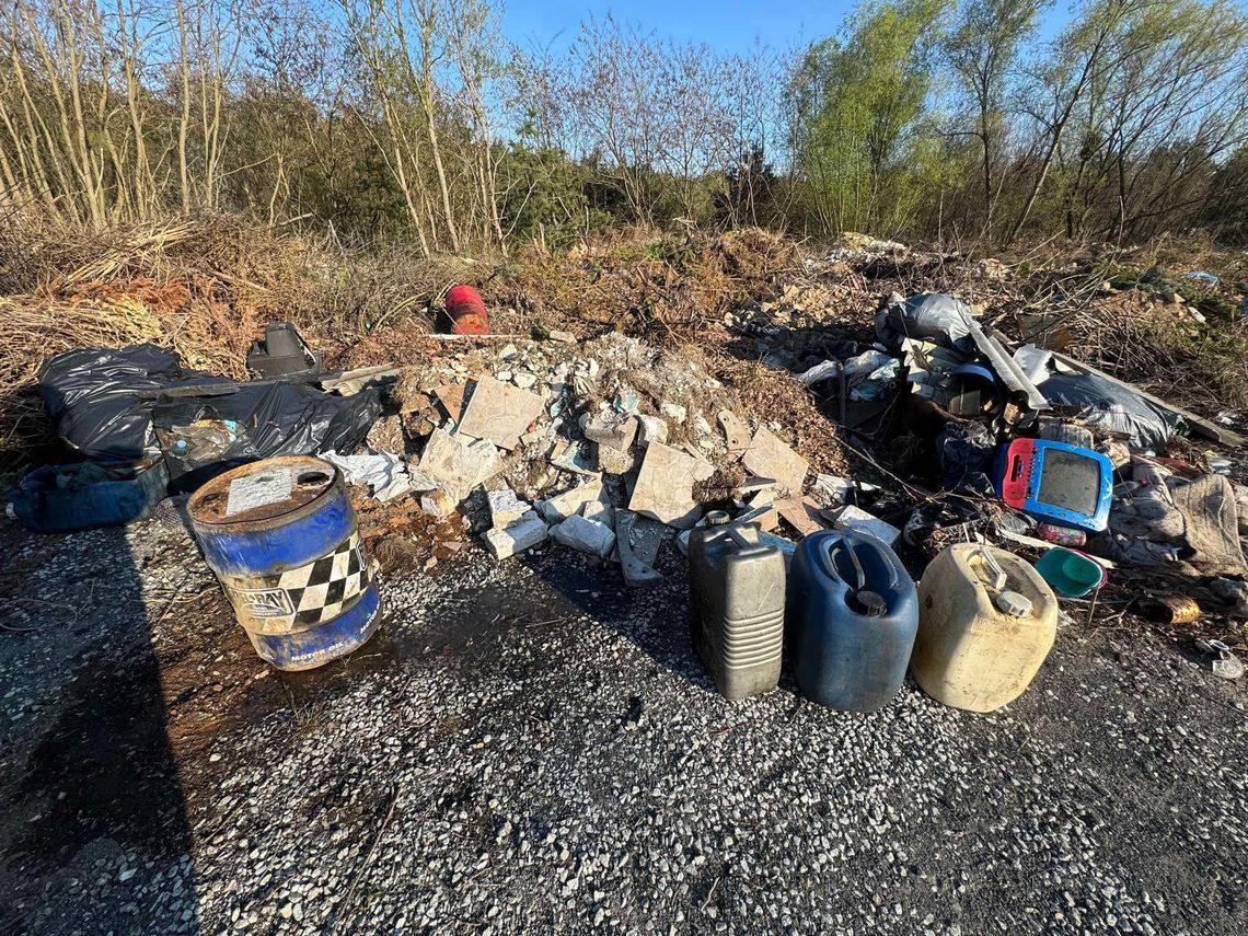 Składowisko odpadów w Przemkowie. W zbiornikach olej