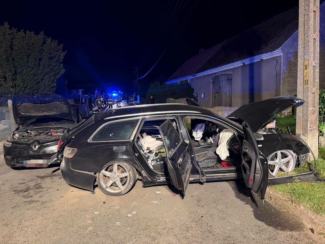 Skoda uderzyła w ogrodzenie, Audi w słup. Cztery osoby w szpitalu Skoda uderzyła w ogrodzenie, Audi w słup. Cztery osoby w szpitalu