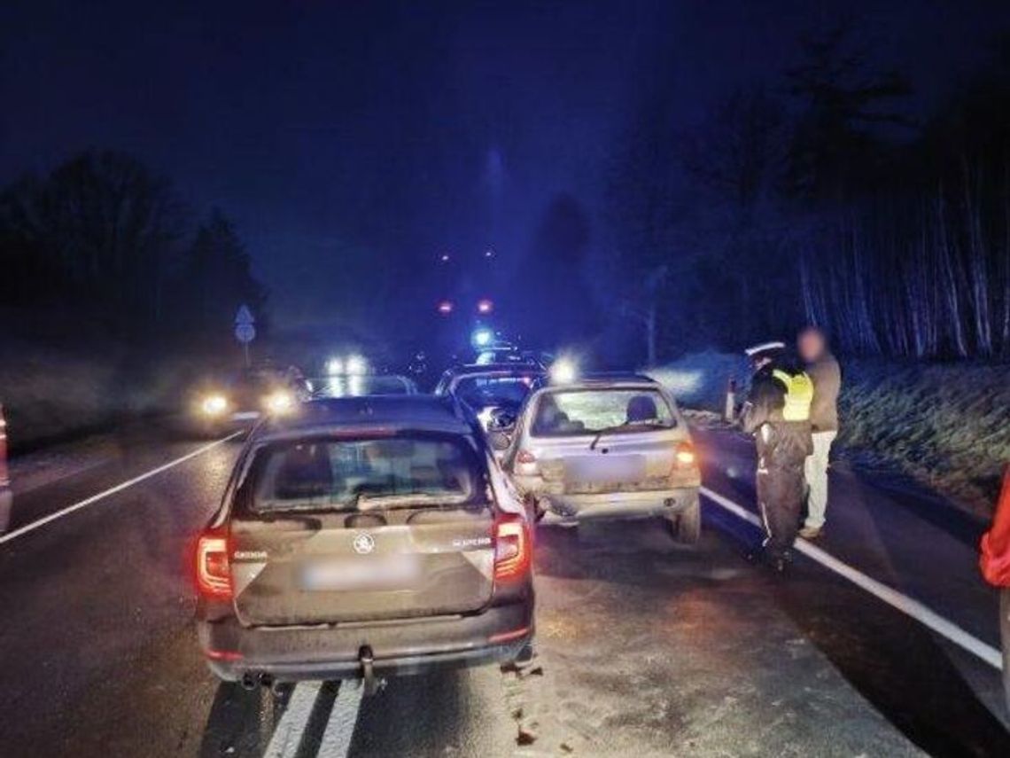 Śliskie drogi i mgły. Głogowska Policja apeluje do kierowców