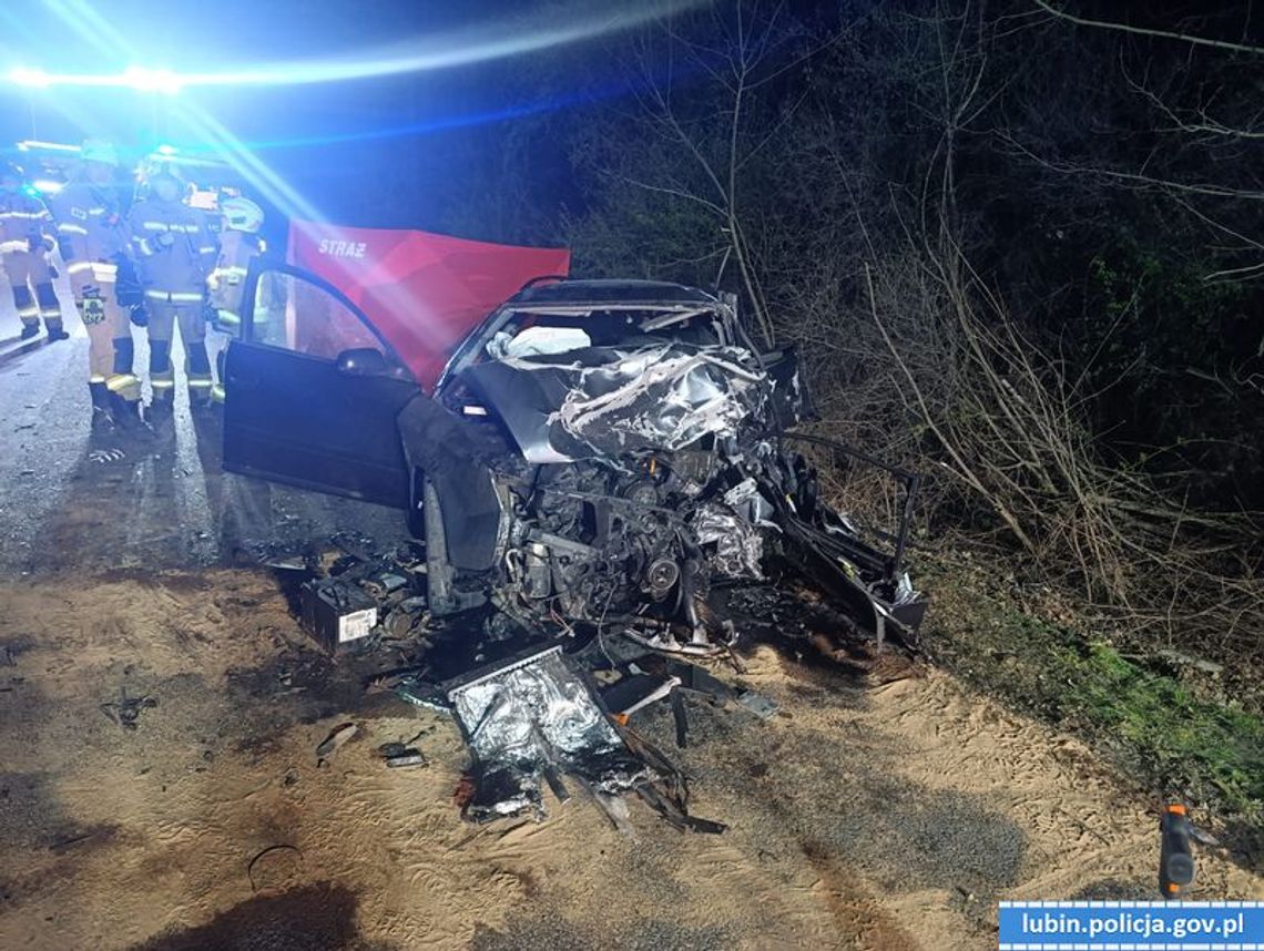 Śmiertelny wypadek na trasie Rudna – Lubin. Nie żyje dwóch młodych mężczyzn