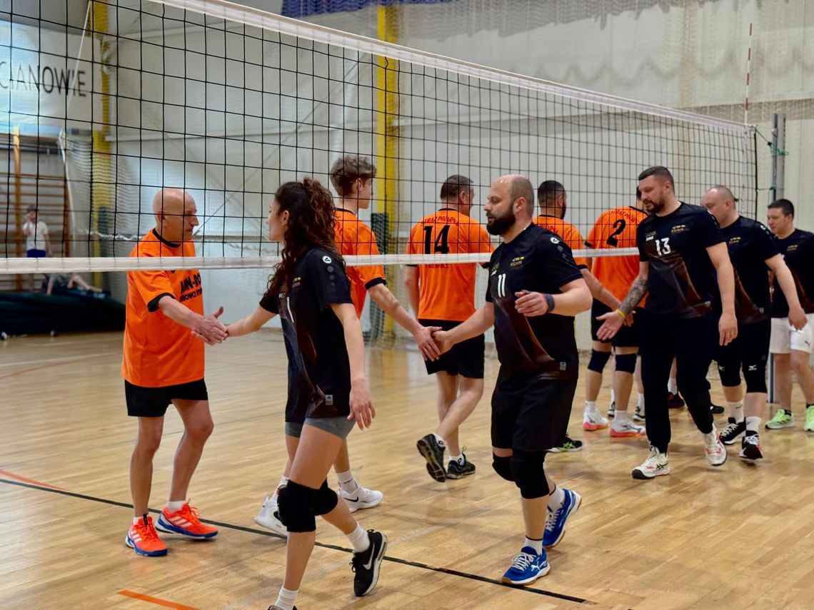 Sportowe emocje podczas powiatowego turnieju siatkówki