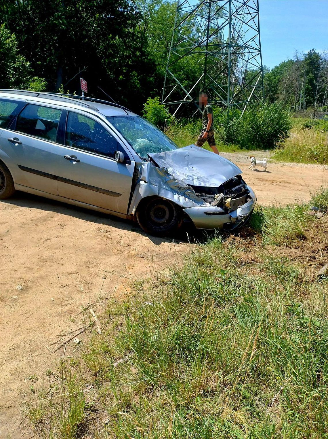 Stracił panowanie nad autem i uderzył w rurociąg i