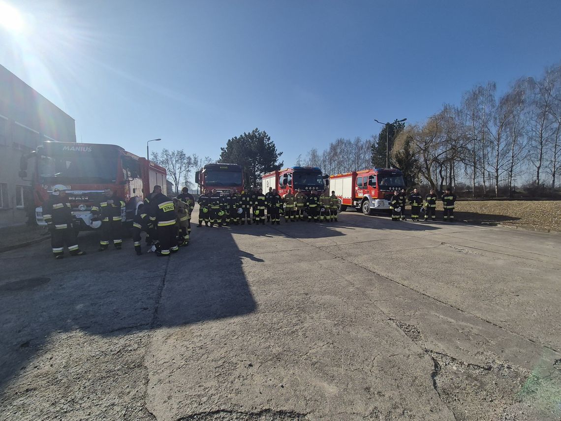 Strażacy ochotnicy na ćwiczeniach. Praktyka po teście z wiedzy