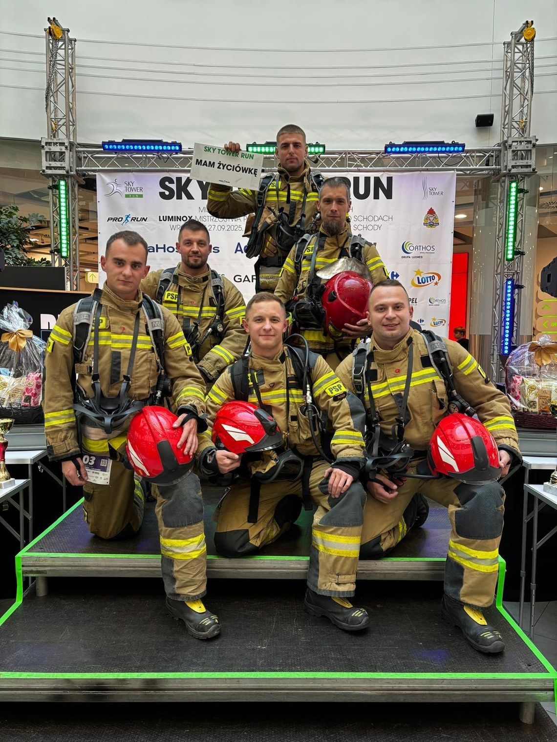 Strażacy z Głogowa zdobyli Sky Tower! 1142 stopnie odwagi Strażacy z Głogowa zdobyli Sky Tower! 1142 stopnie odwagi