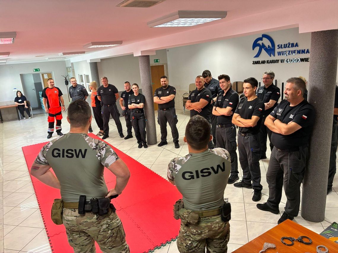 Szkolenie SW w Głogowie. Funkcjonariusze ćwiczyli samoobronę