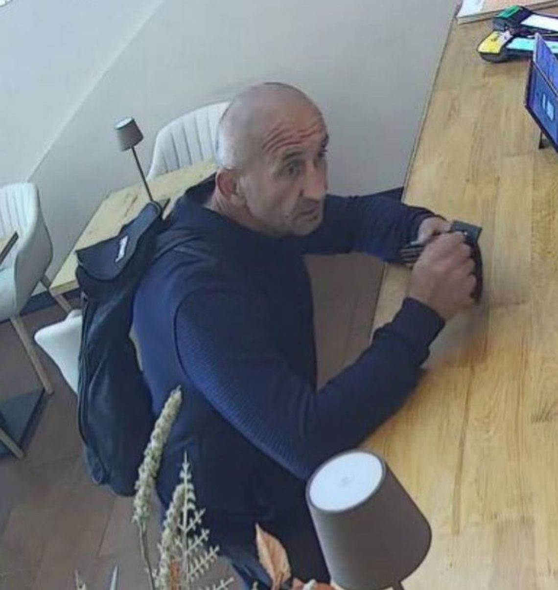 Szukają mężczyzny, który oblał lokal w Głogowie – pomóż policji