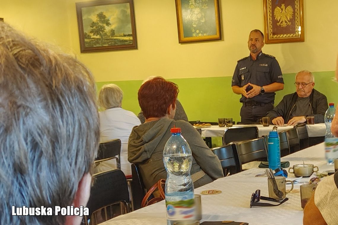 Telefon, SMS i internet. Seniorzy we Wschowie uczą się bronić przed oszustami Telefon, SMS i internet. Seniorzy we Wschowie uczą się bronić przed oszustami