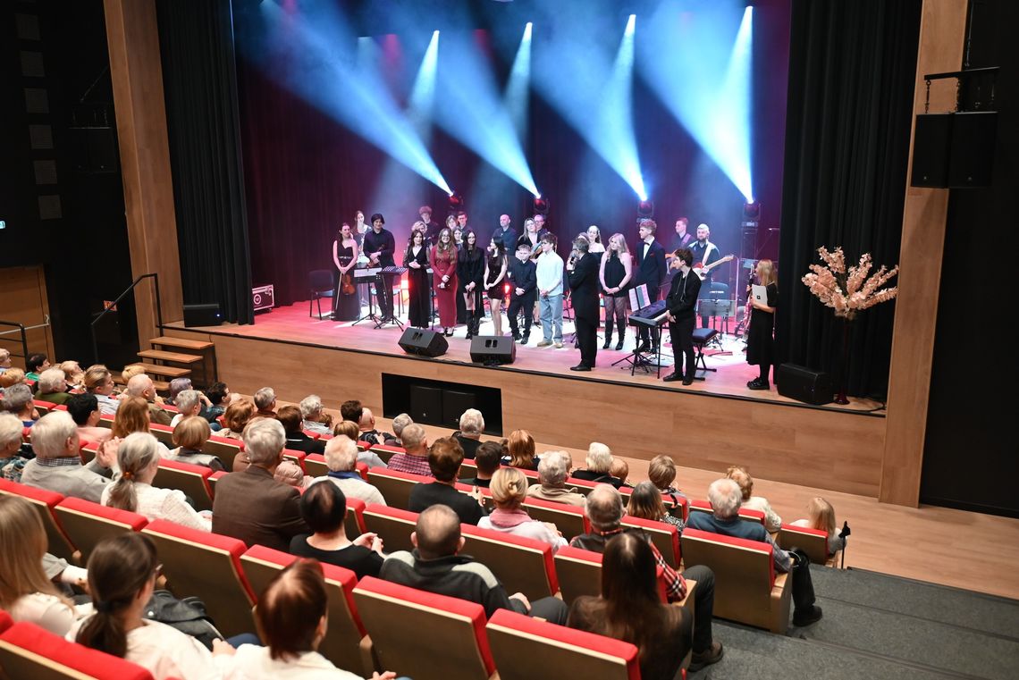 Tłumy w kinie Żeglarz w Sławie. Muzyczny prezent na Dzień Kobiet