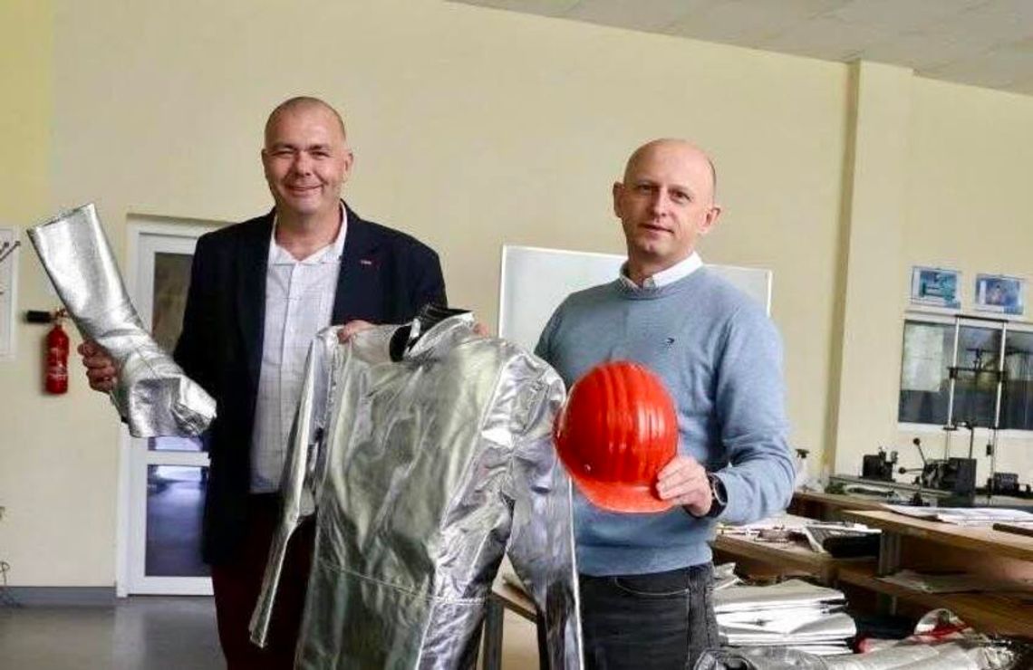 Uczniowie z Głogowa będą ćwiczyć w profesjonalnej odzieży hutniczej