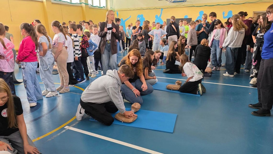 Uczniowie z SP 8 w Głogowie ratowali życie na fantomach Uczniowie z SP 8 w Głogowie ratowali życie na fantomach