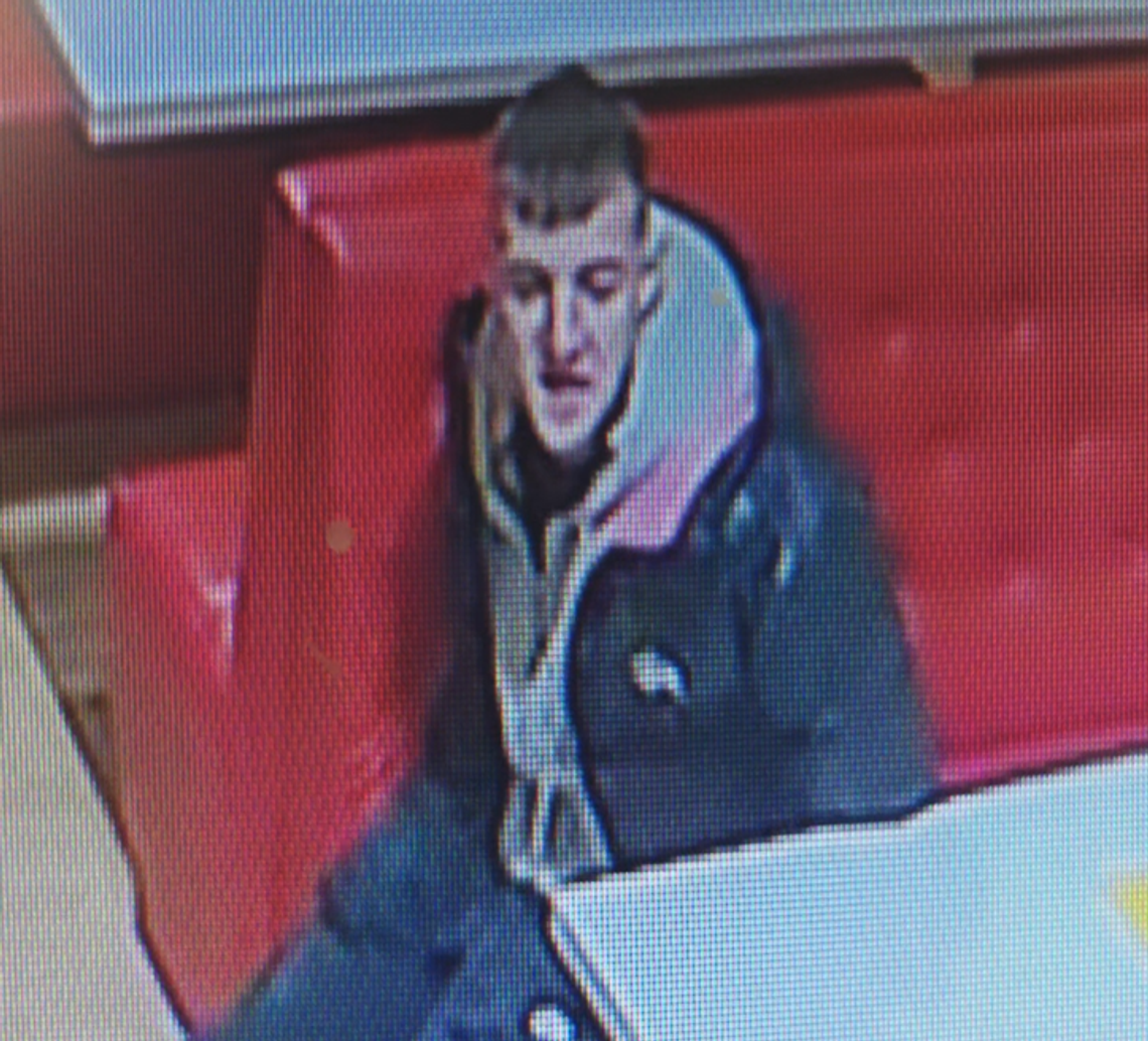 Uszkodzenie namiotu przy ul. Kotlarskiej. Policja publikuje zdjęcie Uszkodzenie namiotu przy ul. Kotlarskiej. Policja publikuje zdjęcie
