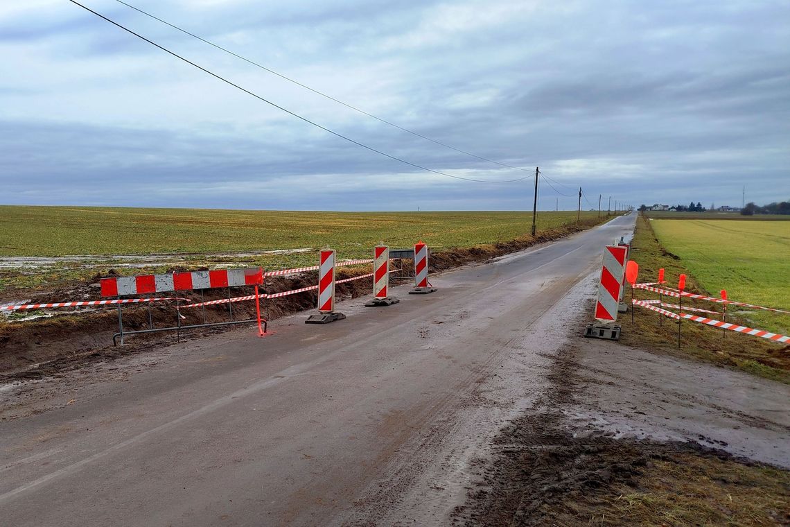 Utrudnienia na drodze Sława–Przybyszów. Roztopy zniszczyły pobocza