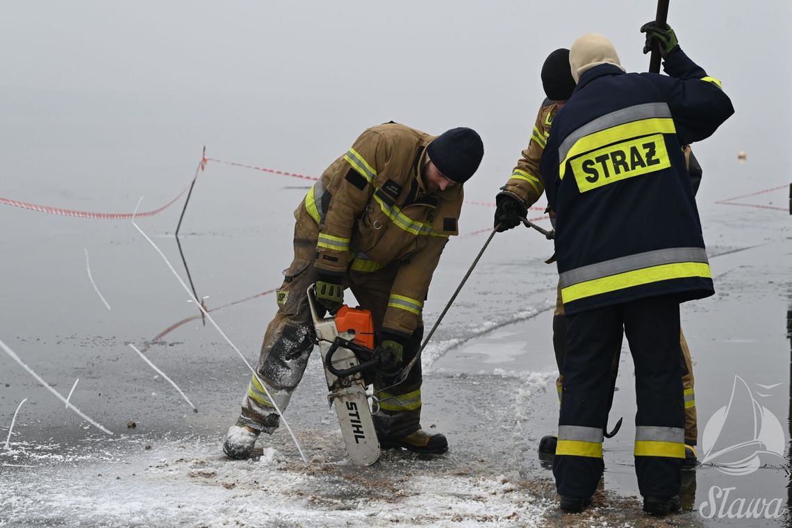 Uwaga na przeręble na jeziorze Sławskim