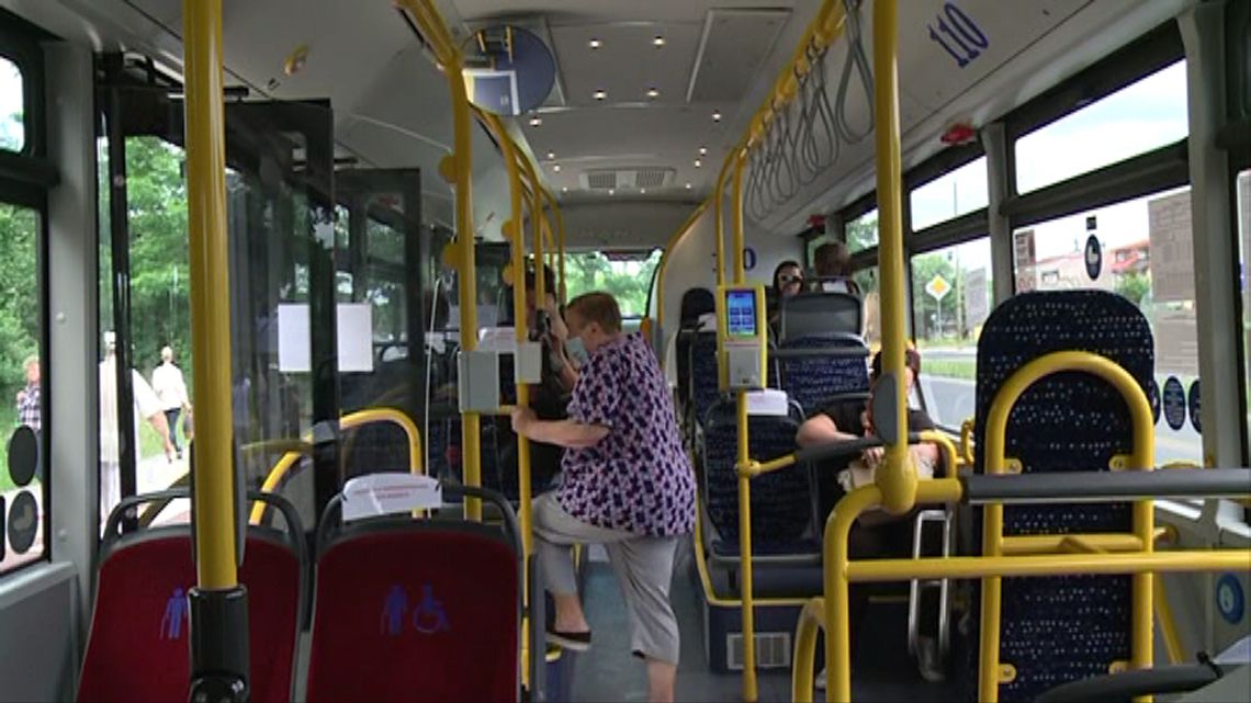 W AUTOBUSIE Z MASECZKĄ. Pasażerowie muszą pamiętać o nakazie.