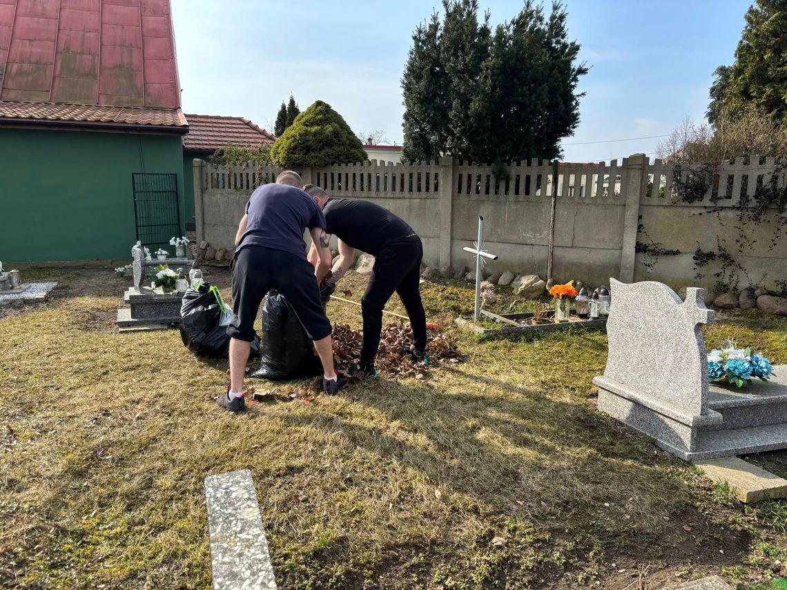 Więźniowie z Głogowa sprzątali teren parafii w Białołęce