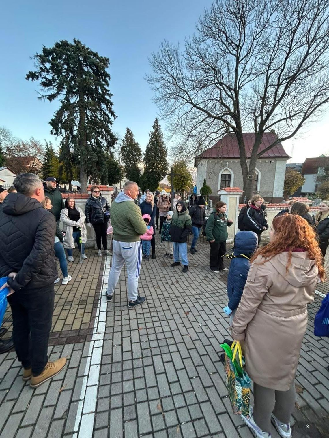 Wspólnie porządkowali groby Wspólnie porządkowali groby