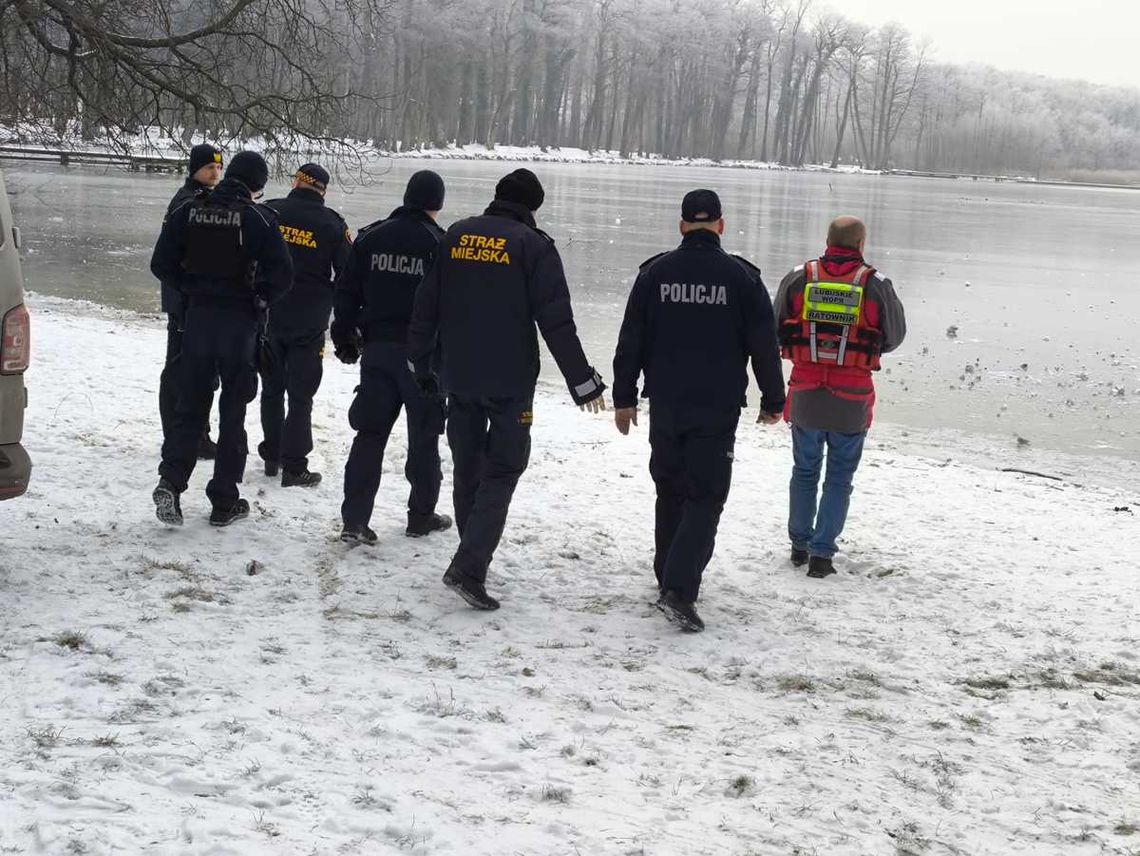 Zamarznięte Jezioro Sławskie. Policja i WOPR ostrzegają przed wchodzeniem na lód