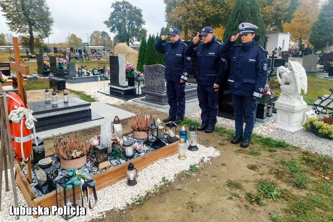 Zapalili znicze na grobach policjantów. Wspomnieli zmarłych kolegów Zapalili znicze na grobach policjantów. Wspomnieli zmarłych kolegów