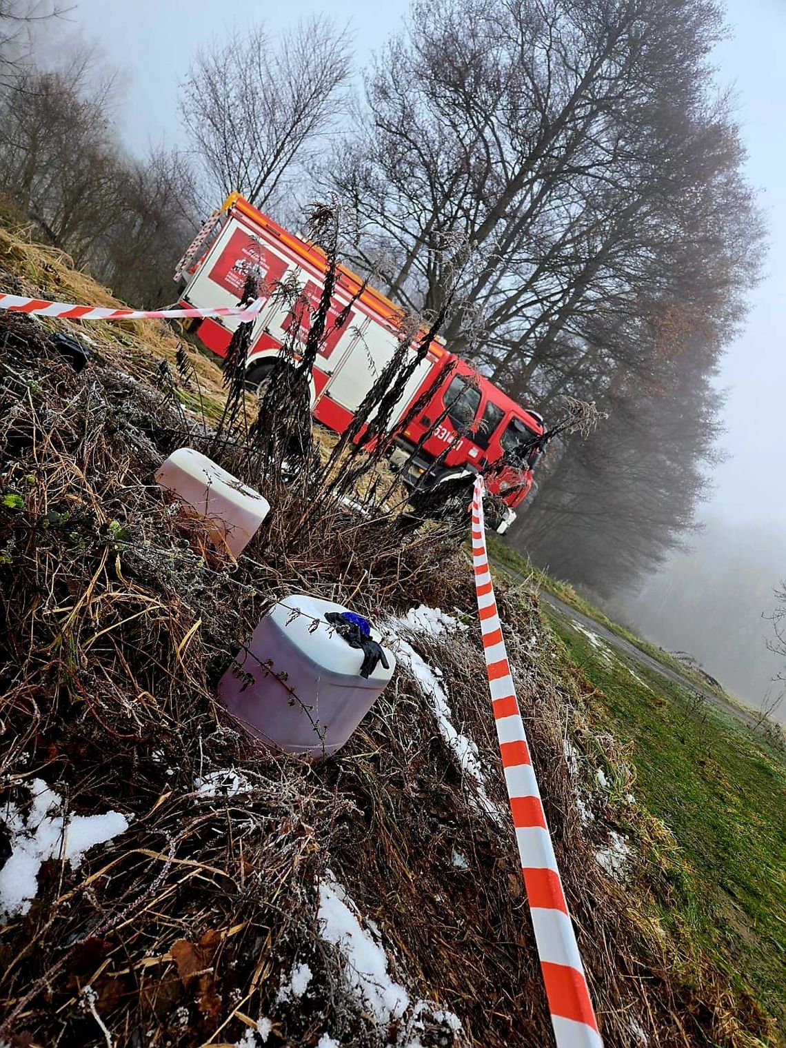 Zbiorniki z nieznaną substancją w Guzicach. Interweniowała straż Zbiorniki z nieznaną substancją w Guzicach. Interweniowała straż