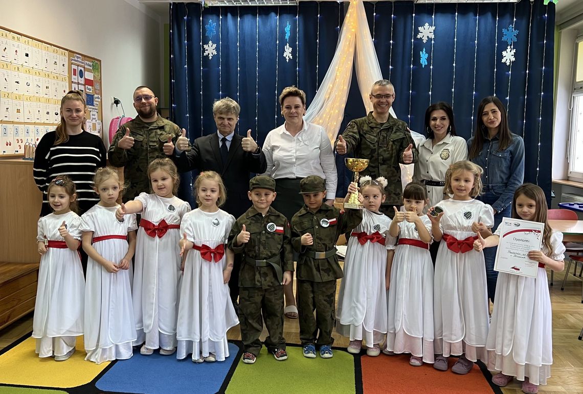 Żołnierze nagrodzili przedszkolaków
