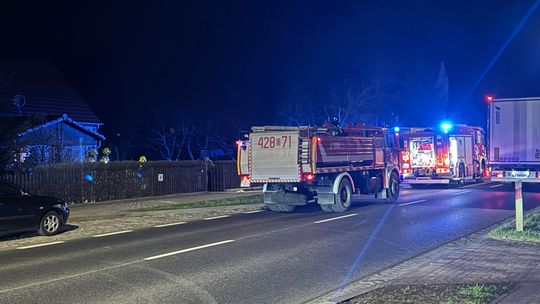 POŻAR PUSTOSTANU W SERBACH. POLICJA: TAM MOGĄ BYĆ LUDZIE